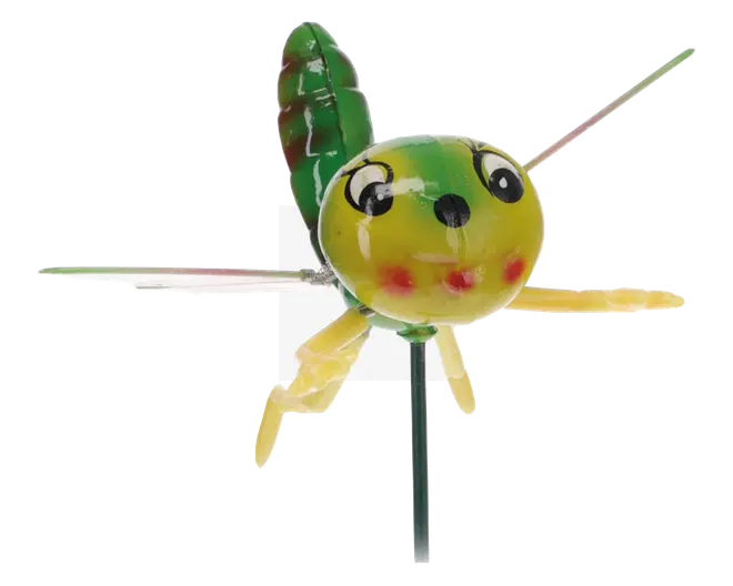En dekorativ havefigur formet som et fantasifuldt insekt med en rund gul og grøn krop, store tegneserieagtige øjne, røde kinder og en lille sort næse. Den har to gule ben, to tynde metalvinger og en grøn bladlignende hale. Figuren er monteret på en tynd metalpind, så den nemt kan placeres i jorden.