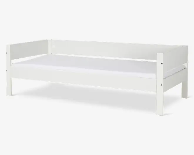 Enkel og moderne sengeramme med hvid finish. Har et design med tre sider, hvor der er høje paneler bagpå og i begge sider, hvilket giver støtte og et udtryk som en dagseng. Rammen har rene, lige linjer og solide ben, der passer til en enkeltmadras. Den åbne front gør det nemt at komme til, og det minimalistiske udtryk gør den alsidig til forskellige indretninger.