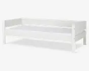 Enkel og moderne sengeramme med hvid finish. Har et design med tre sider, hvor der er høje paneler bagpå og i begge sider, hvilket giver støtte og et udtryk som en dagseng. Rammen har rene, lige linjer og solide ben, der passer til en enkeltmadras. Den åbne front gør det nemt at komme til, og det minimalistiske udtryk gør den alsidig til forskellige indretninger.
