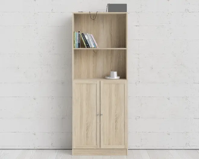 Høj, rektangulær reol i lyst træ med naturlig træstruktur. Reolen har to åbne hylder øverst, hvor den ene indeholder flere bøger og den anden har en lille skål og kop. Nederst er der to skabslåger med enkle, runde greb, som giver skjult opbevaringsplads. Designet er minimalistisk og moderne, velegnet til hjemmet eller kontoret.