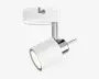 Justerbar loftspot med cylindrisk hvid metalskærm og kromdetaljer. Spotlampens hoved kan vippes og drejes for retningsbestemt belysning. Monteret på en rund base med synlig skrue for sikker fastgørelse. Moderne og minimalistisk design, der passer til forskellige indretninger.