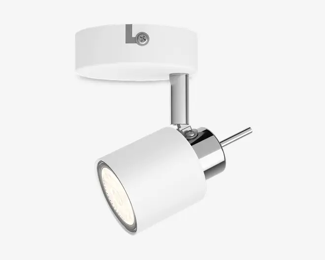 Justerbar loftspot med cylindrisk hvid metalskærm og kromdetaljer. Spotlampens hoved kan vippes og drejes for retningsbestemt belysning. Monteret på en rund base med synlig skrue for sikker fastgørelse. Moderne og minimalistisk design, der passer til forskellige indretninger.