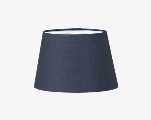Mørkeblå, let konisk lampeskærm med glat stofstruktur. Skærmen har en bredere bund og en smallere top samt en hvid inderside, der hjælper med at sprede lyset jævnt. Det enkle, minimalistiske design gør den velegnet til både moderne og klassiske indretninger.