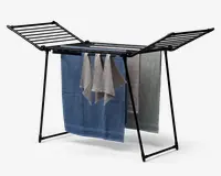 Et sammenklappeligt tørrestativ i metal med sort finish, udstyret med flere vandrette stænger til ophængning af tøj. Stativet har to udklappelige vinger på hver side, som giver ekstra tørreplads. Der hænger flere håndklæder i forskellige farver og størrelser på stængerne, hvilket viser stativets kapacitet og alsidighed til tørring af forskellige typer vasketøj.