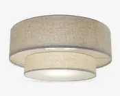 Et moderne loftarmatur med dobbelt tromledesign bestående af to koncentriske stofskærme i en neutral beige farve. Den ydre skærm er større og omgiver en mindre indre skærm, begge med et diskret tekstureret mønster. Bunden er dækket af en mat diffuser, der giver et blødt og jævnt lys. Armaturet har et rent, moderne udtryk, der passer til mange forskellige indretninger.