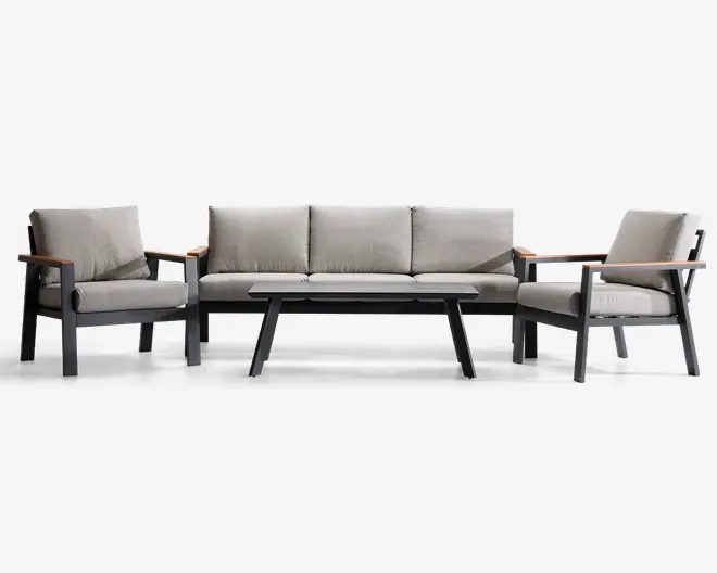 Moderne udendørs loungesæt bestående af en tre-personers sofa, to loungestole og et rektangulært sofabord. Møblerne har en robust, mørk metalramme med skrå ben og lysegrå, tykke sæde- og ryghynder for ekstra komfort. Armlænene er dekoreret med detaljer i naturtræ, hvilket giver et varmt præg til det moderne design.