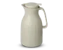 En termokande i cremefarvet med mat finish og lodrette riller langs kroppen. Den har et bredt, ergonomisk håndtag og et sikkert, skruelåg med hældetud for nem servering. Kanden har et moderne, minimalistisk design og er sandsynligvis isoleret for at holde drikkevarer varme eller kolde i længere tid.
