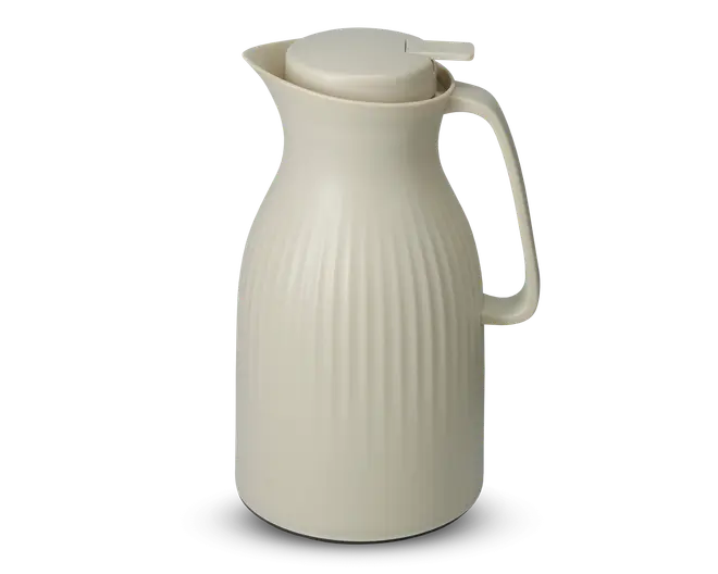 En termokande i cremefarvet med mat finish og lodrette riller langs kroppen. Den har et bredt, ergonomisk håndtag og et sikkert, skruelåg med hældetud for nem servering. Kanden har et moderne, minimalistisk design og er sandsynligvis isoleret for at holde drikkevarer varme eller kolde i længere tid.