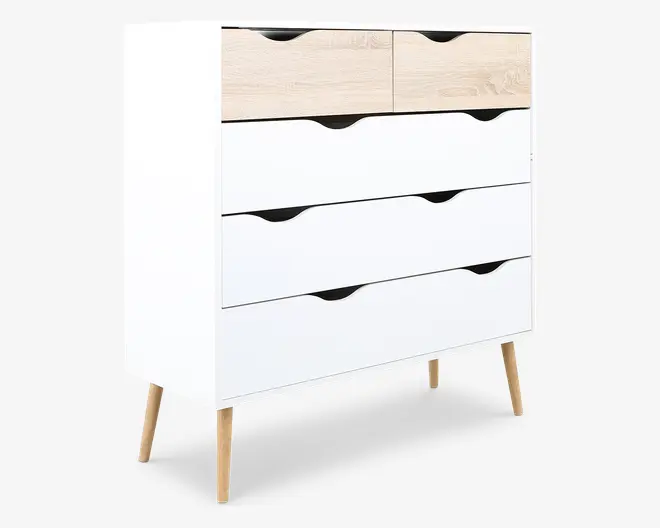 Høj kommode med fem skuffer i moderne design. De to øverste skuffer har en lys træfinish, mens de tre nederste skuffer er hvide. Alle skuffer har buede udskårne greb. Kommoden står på fire skrå, lyse træben, hvilket giver et skandinavisk udtryk.