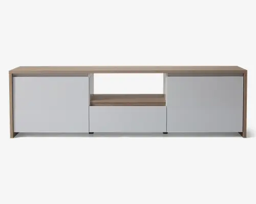 Lavt tv-møbel med et minimalistisk design, der har en lys træramme og topplade. Møblet har to store hvide skabslåger på hver side, en central åben hylde med træfinish samt en bred hvid skuffe under hylden. De rene linjer og neutrale farver giver et moderne og alsidigt udtryk, der passer til mange forskellige stuer.
