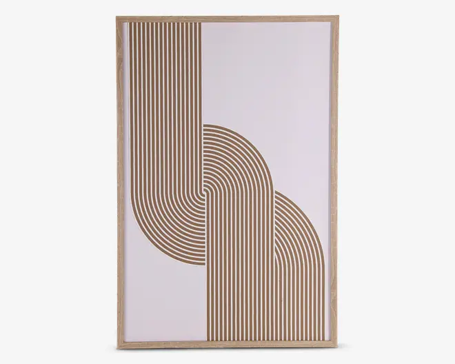 Rektangulært vægkunst med et minimalistisk geometrisk design i guld og hvid. Kunstværket viser en række parallelle gyldne linjer, der danner to krydsende halvcirkelformede buer og skaber et moderne, abstrakt mønster. Værket er indrammet med en lys træramme.
