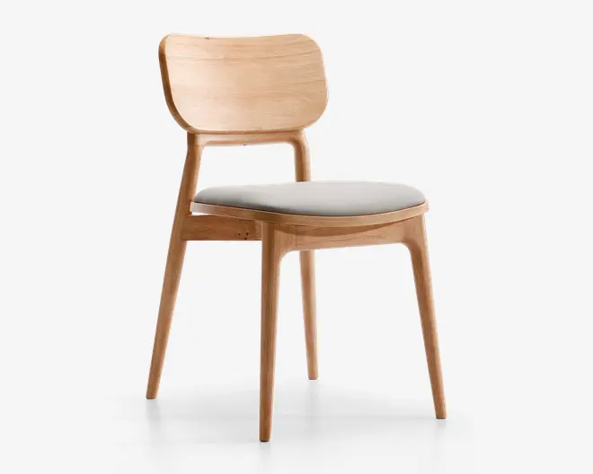 Stol med let træramme, buet ryglæn og skråtstillede ben. Sædet er polstret og betrukket med et lysegråt stof for ekstra komfort. Designet er minimalistisk og moderne med glatte kanter og en naturlig træfinish.