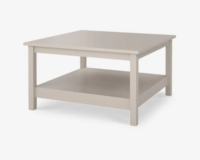 Firkantet bord med en glat, flad bordplade og en åben hylde nederst til ekstra opbevaring. Bordet har fire lige ben og et enkelt, minimalistisk design med en lys finish. Den nederste hylde er placeret mellem benene og giver ekstra plads til bøger, magasiner eller pyntegenstande.