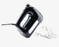 Sort og hvid håndholdt elektrisk mixer med ergonomisk håndtag, to krombelagte piskeris og en ledning. Mixeren har en hastighedskontrol på toppen og et kompakt, let design, der gør den nem at håndtere og opbevare.