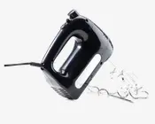 Sort og hvid håndholdt elektrisk mixer med ergonomisk håndtag, to krombelagte piskeris og en ledning. Mixeren har en hastighedskontrol på toppen og et kompakt, let design, der gør den nem at håndtere og opbevare.
