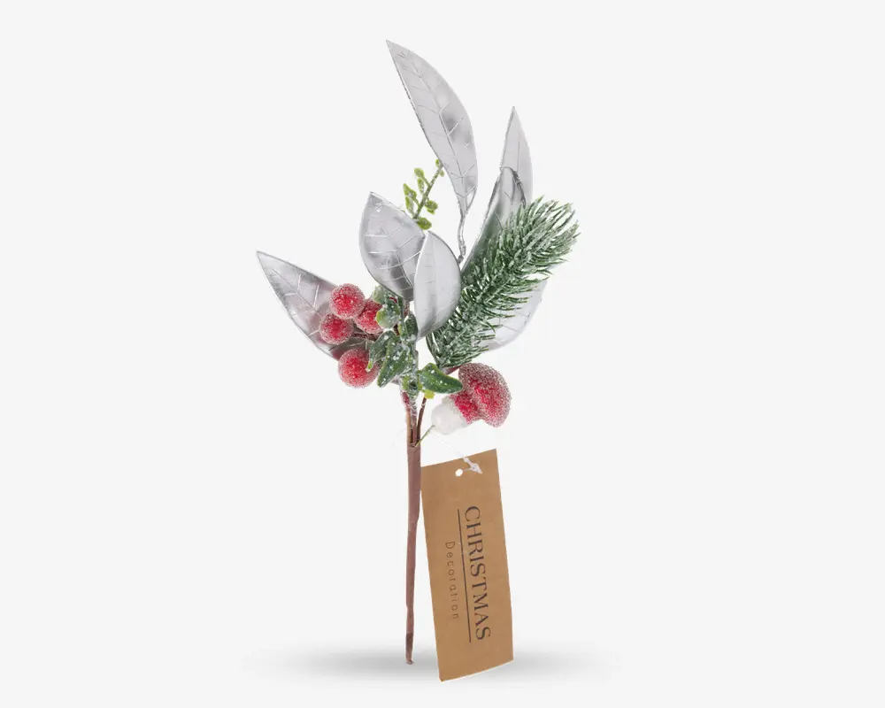 En dekorativ kunstig blomstergren med frostede sølvblade, en grangren og klynger af røde bær med glitrende, sne-lignende overflade. Arrangementet sidder på en brun stilk og har et mærkat af kraftpapir med teksten 'Christmas Decoration'. Velegnet til juledekorationer, kranse eller som pynt i bordarrangementer.