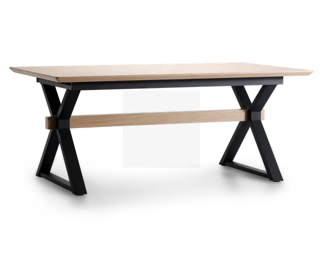 Rektangulært bord med en lys træbordplade og sorte metalben i X-form. Bordet har en tværgående støttebjælke i matchende lyst træ mellem benene for ekstra stabilitet. Designet kombinerer moderne og industrielle elementer med rene linjer og solid konstruktion.
