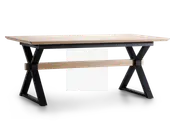 Rektangulært bord med en lys træbordplade og sorte metalben i X-form. Bordet har en tværgående støttebjælke i matchende lyst træ mellem benene for ekstra stabilitet. Designet kombinerer moderne og industrielle elementer med rene linjer og solid konstruktion.