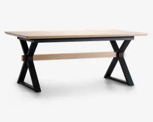 Rektangulært bord med en lys træbordplade og sorte metalben i X-form. Bordet har en tværgående støttebjælke i matchende lyst træ mellem benene for ekstra stabilitet. Designet kombinerer moderne og industrielle elementer med rene linjer og solid konstruktion.