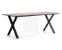 Rektangulært bord med en lys træbordplade med glat overflade. Bordet understøttes af to solide, sorte metalben i X-form i hver ende, hvilket giver et moderne og industrielt udtryk. Bordpladens kanter er lige og rene, og det samlede design er minimalistisk og funktionelt.