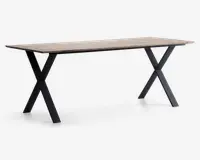 Rektangulært bord med en lys træbordplade med glat overflade. Bordet understøttes af to solide, sorte metalben i X-form i hver ende, hvilket giver et moderne og industrielt udtryk. Bordpladens kanter er lige og rene, og det samlede design er minimalistisk og funktionelt.