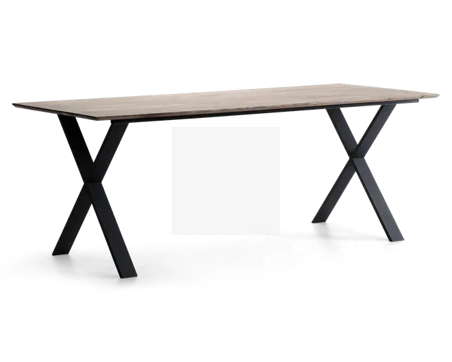 Rektangulært bord med en lys træbordplade med glat overflade. Bordet understøttes af to solide, sorte metalben i X-form i hver ende, hvilket giver et moderne og industrielt udtryk. Bordpladens kanter er lige og rene, og det samlede design er minimalistisk og funktionelt.