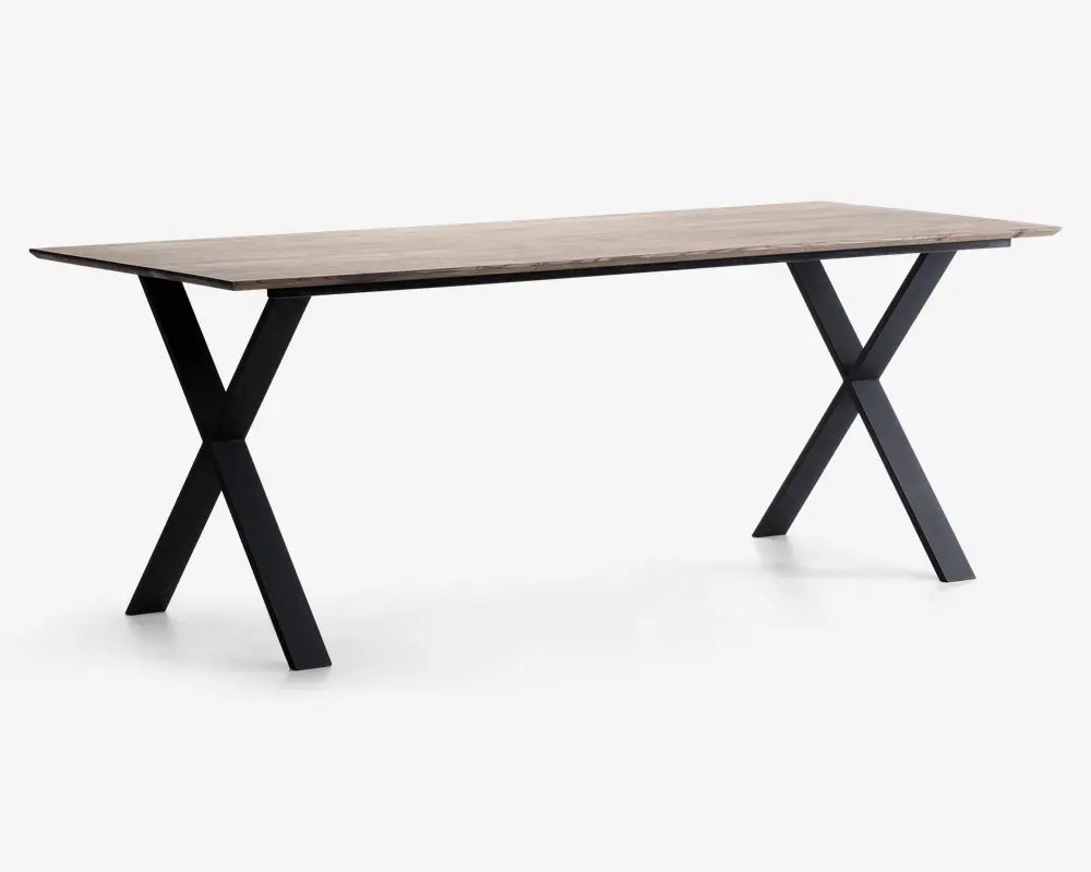 Rektangulært bord med en lys træbordplade med glat overflade. Bordet understøttes af to solide, sorte metalben i X-form i hver ende, hvilket giver et moderne og industrielt udtryk. Bordpladens kanter er lige og rene, og det samlede design er minimalistisk og funktionelt.