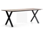 Rektangulært bord med en lys træbordplade med glat overflade. Bordet understøttes af to solide, sorte metalben i X-form i hver ende, hvilket giver et moderne og industrielt udtryk. Bordpladens kanter er lige og rene, og det samlede design er minimalistisk og funktionelt.