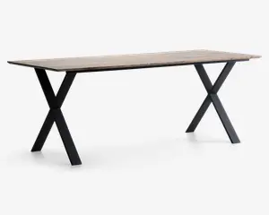 Rektangulært bord med en lys træbordplade med glat overflade. Bordet understøttes af to solide, sorte metalben i X-form i hver ende, hvilket giver et moderne og industrielt udtryk. Bordpladens kanter er lige og rene, og det samlede design er minimalistisk og funktionelt.