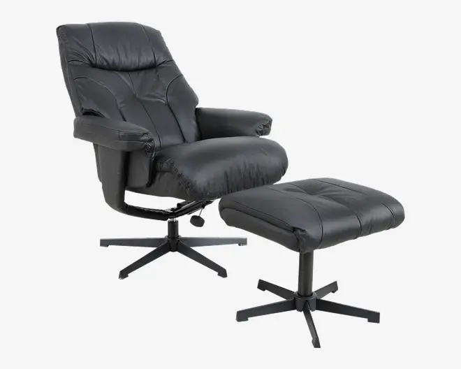 Sort lænestol med bløde, polstrede hynder og tilhørende fodskammel. Stolen har høj ryg med hoved- og lændestøtte, brede armlæn og en drejefod med fire solide ben. Fodskamlen har en matchende polstret top og samme type firebenet base. Begge dele er betrukket med glat kunstlæder, hvilket giver et stilrent og moderne udtryk.