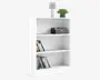 En hvid reol med tre hylder i et enkelt, moderne design. Hylderne er justerbare og rummelige, velegnede til opbevaring af bøger, pyntegenstande eller kontorartikler. Overfladen er glat, og kanterne er rene og lige. Øverst på reolen står en lille lampe og en potteplante, mens hylderne viser en blanding af bøger og en opbevaringsboks, hvilket demonstrerer reolens alsidighed.