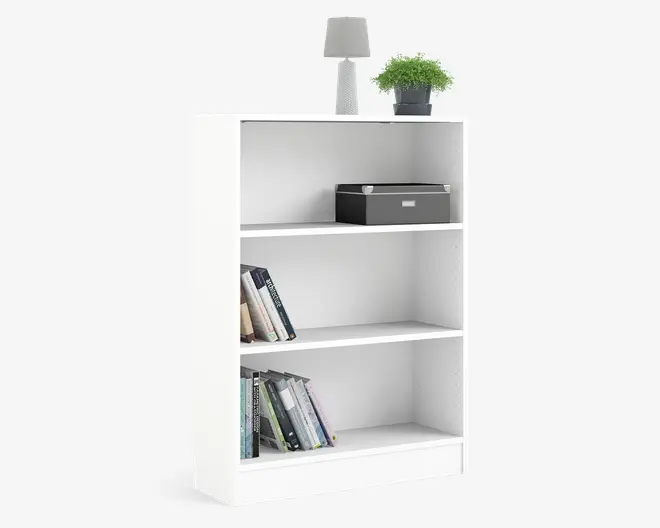 En hvid reol med tre hylder i et enkelt, moderne design. Hylderne er justerbare og rummelige, velegnede til opbevaring af bøger, pyntegenstande eller kontorartikler. Overfladen er glat, og kanterne er rene og lige. Øverst på reolen står en lille lampe og en potteplante, mens hylderne viser en blanding af bøger og en opbevaringsboks, hvilket demonstrerer reolens alsidighed.