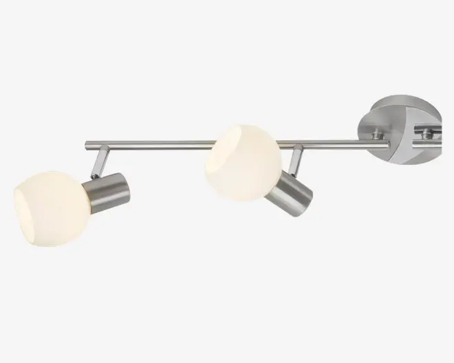 Et moderne vægmonteret armatur med to justerbare spotlys. Hvert spotlys har en mat glasglobeskærm og en base i børstet metal. Armaturet har en slank, vandret metalstang, der forbinder lamperne til en rund vægmontering, alt sammen i en matchende metalfinish.