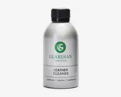 En sølvfarvet flaske med sort skruelåg, der har et grønt logo og mærket 'Guardian Furniture Care' på forsiden. Etiketten angiver tydeligt 'Leather Cleaner' med fed sort skrift. Flasken har et stilrent, moderne design og indeholder produktinformation på flere sprog nederst på etiketten.