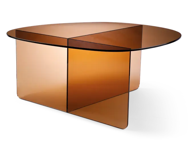 Moderne sofabord med et geometrisk design bestående af krydsende paneler. Bordet er lavet af tonet glas i en varm ravfarve, hvilket giver det et stilfuldt og nutidigt udtryk. Bordpladen er oval, og basen består af to vinkelrette glasplader, der danner en stabil konstruktion. Kanterne er glatte og afrundede, og det transparente materiale lader lyset passere igennem, hvilket forstærker bordets visuelle udtryk.