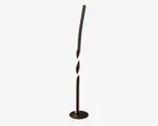 Høj, moderne gulvlampe med et slankt, snoet design. Lampen har en sort fod og stang, hvor en integreret LED-lysbånd snor sig rundt om den centrale stang. Den snoede form giver et skulpturelt udtryk, så lampen både fungerer som lyskilde og dekorativt element. Basen er rund og flad for stabilitet.