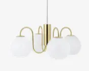 Et moderne loftarmatur med fire matte glasglobus-skærme, der er symmetrisk placeret omkring en central stang i guldfarvet metal. Hver globus holdes af en buet arm i guldmetal, hvilket giver lampen et elegant og nutidigt udtryk. Armaturet hænger ned fra en lige stang, også i matchende guldfinish.