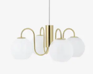 Et moderne loftarmatur med fire matte glasglobus-skærme, der er symmetrisk placeret omkring en central stang i guldfarvet metal. Hver globus holdes af en buet arm i guldmetal, hvilket giver lampen et elegant og nutidigt udtryk. Armaturet hænger ned fra en lige stang, også i matchende guldfinish.