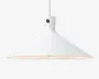 En moderne pendellampe med en bred, konisk skærm i hvidt metal. Lampen har en glat, mat overflade og et enkelt, minimalistisk design. Den hænger i en ledning og har en lille cirkulær detalje nær toppen af skærmen. Undersiden af skærmen er også hvid, hvilket giver et rent og lyst udtryk.