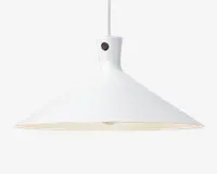 En moderne pendellampe med en bred, konisk skærm i hvidt metal. Lampen har en glat, mat overflade og et enkelt, minimalistisk design. Den hænger i en ledning og har en lille cirkulær detalje nær toppen af skærmen. Undersiden af skærmen er også hvid, hvilket giver et rent og lyst udtryk.