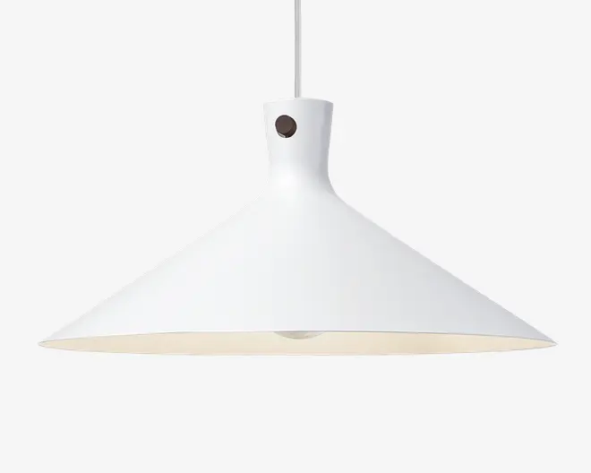 En moderne pendellampe med en bred, konisk skærm i hvidt metal. Lampen har en glat, mat overflade og et enkelt, minimalistisk design. Den hænger i en ledning og har en lille cirkulær detalje nær toppen af skærmen. Undersiden af skærmen er også hvid, hvilket giver et rent og lyst udtryk.