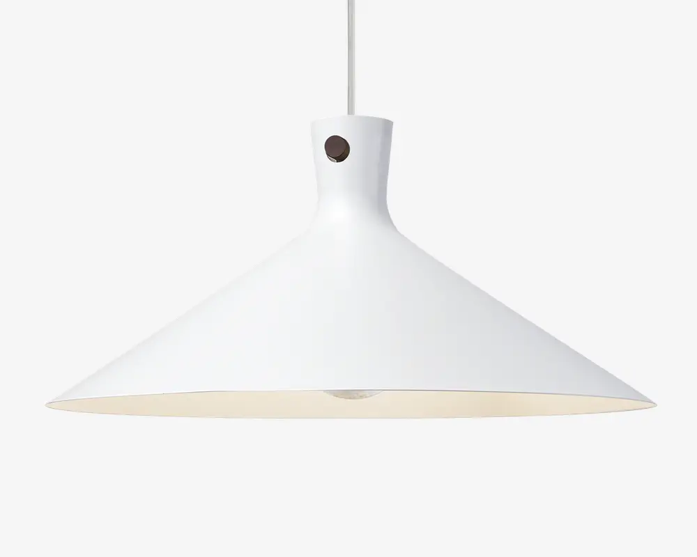 En moderne pendellampe med en bred, konisk skærm i hvidt metal. Lampen har en glat, mat overflade og et enkelt, minimalistisk design. Den hænger i en ledning og har en lille cirkulær detalje nær toppen af skærmen. Undersiden af skærmen er også hvid, hvilket giver et rent og lyst udtryk.