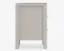 Sidevisning af et møbel med en glat, lys beige overflade. Designet har rene, lige linjer og et solidt panel indrammet af to robuste ben. Hængslerne på højre side indikerer, at der er en låge på modsatte side. Bunden er åben, hvilket giver frihøjde fra gulvet.
