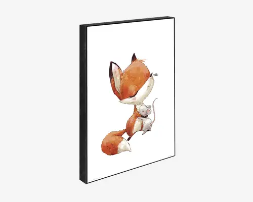 Indrammet print med et minimalistisk akvarelmotiv af en ræv og en mus. Ræven er malet i varme orange og hvide nuancer med en stor, busket hale og sidder, mens den kigger kærligt ned på den lille grå mus, der sidder på dens ben. Baggrunden er helt hvid, hvilket fremhæver det legende og blide samspil mellem de to dyr. Rammen er smal og sort, hvilket giver kunstværket et moderne og stilrent udtryk.