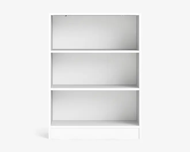 En hvid reolenhed med et enkelt, moderne design, der har tre jævnt fordelte hylder. Hylderne er åbne og rektangulære og giver god opbevaringsplads. Overfladen er glat og mat, og kanterne er lige og rene, hvilket giver et minimalistisk udtryk.