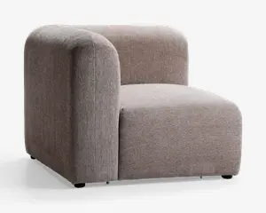 Dette møbel har et moderne, minimalistisk design med armlæn på højre side. Det er polstret med et blødt, tekstureret lysebrunt stof. Sædet og ryglænet er tykt polstrede for ekstra komfort, og armlænet er bredt og afrundet, hvilket matcher det bløde og indbydende udtryk. Basen er lav, hvilket giver et solidt og stabilt udseende.