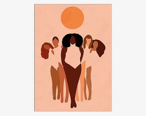 Minimalistisk illustration med fire kvinder, der står sammen, hver med forskellige hudtoner og frisurer, hvilket symboliserer mangfoldighed og fællesskab. Figurerne er afbildet i abstrakte former uden ansigtstræk, og en stor orange sol er placeret over dem på en blød ferskenfarvet baggrund. Stilen er moderne og kunstnerisk med varme, jordnære farver.