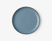 Rund tallerken med en glat, blank overflade i en afdæmpet blå farve. Kanten er tynd og let hævet med en diskret mørkere kant. Overfladen er jævn og uden tekstur, hvilket giver et moderne og minimalistisk udtryk.