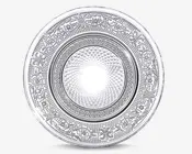 Rund tallerken med indviklet præget mønster. Midten har et geometrisk diamantmønster, omgivet af et bånd med små hævede prikker. Den ydre kant er dekoreret med elegante blomster- og vinstokmotiver, hvilket giver tallerkenen et dekorativt og elegant udseende. Overfladen har en blank, reflekterende finish.