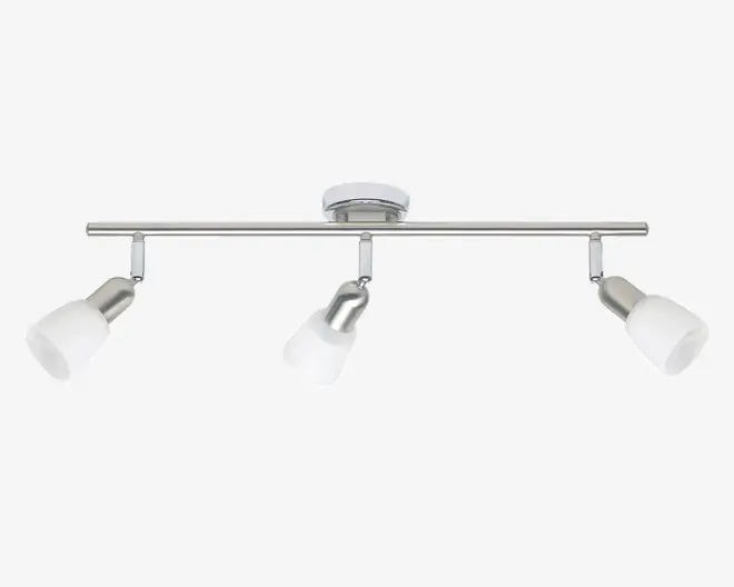 Moderne loftlampe med børstet metalfinish og fire justerbare spotlys. Hvert spotlys har en mat glasafskærmning, som giver retningsbestemt belysning. Lampen er monteret på en lige, vandret stang, der er fastgjort til en rund loftsbase, hvilket giver et stilrent og moderne udtryk.